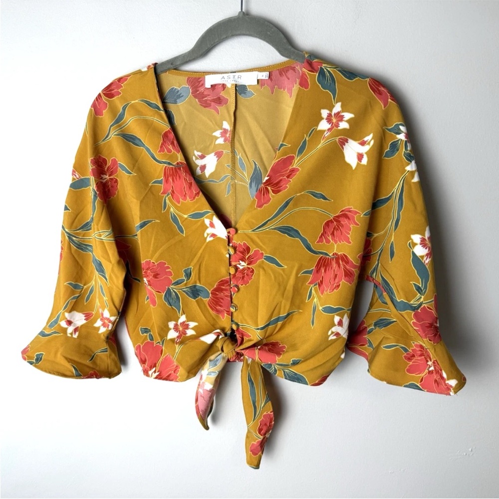 ASTR The Label Blouse Size Medium Crop Top Tie Front Floral V-Neck Button Front